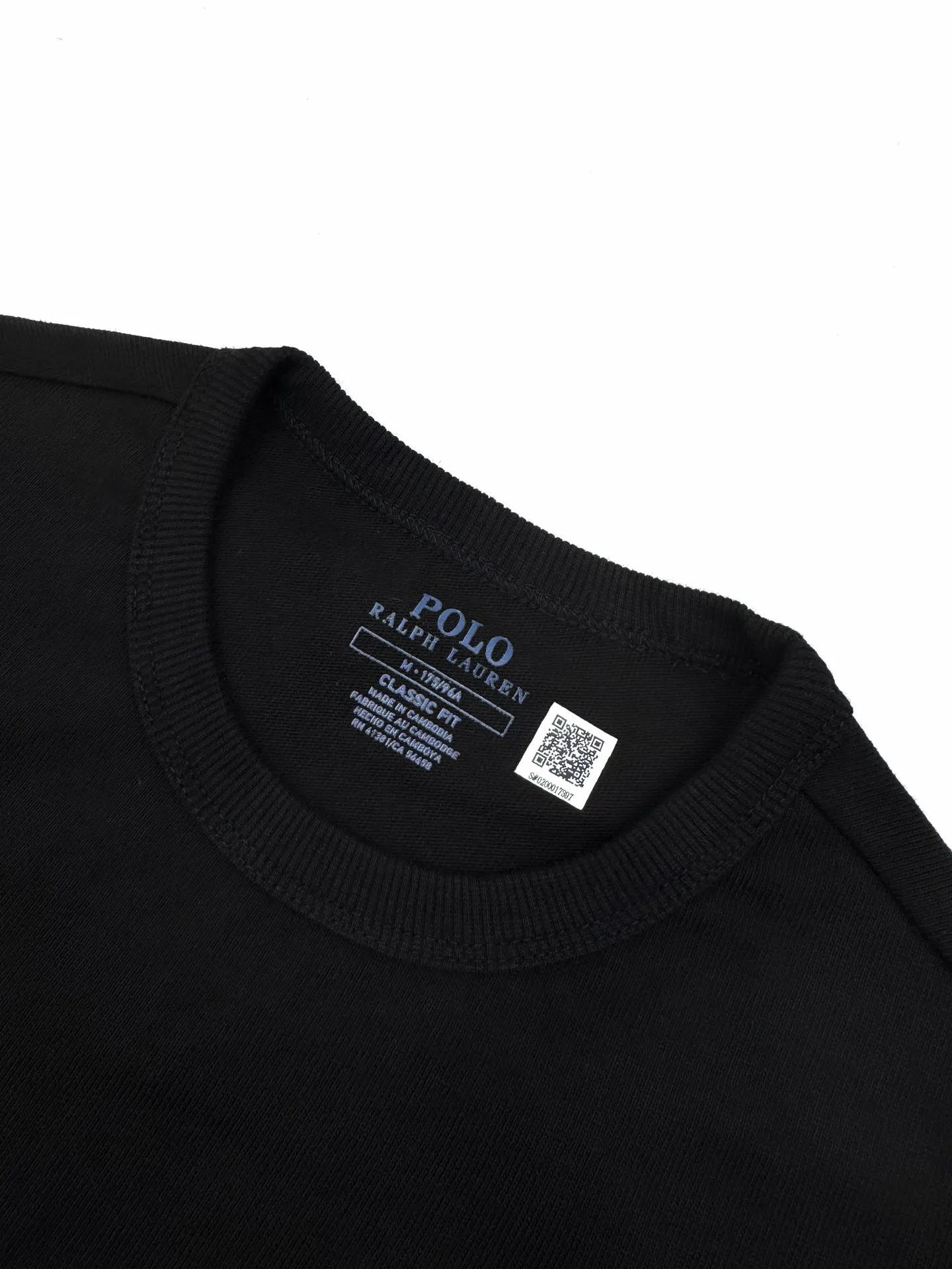 P190 Ralph Lauren logo embroidered short sleeves. Customized cotton and linen soft plain fabric. It feels delicate and comfortable against the skin. It is mainly made of deep black and is embellished with exquisite red pony logo. It is highly recognizable. It has a breath of freedom and vitality. A symphony of pure and smart colors. It outlines a high-end silhouette with extreme simplicity. It becomes the smart focus of the vision and shows the taste in silence. Process 1: Using imported machine embroidery process. Use advanced computer control systems and precision mechanical components to achieve iconic pony embroidery operations with high precision and smooth and delicate lines. Process 2: The fabrics are washed and have a better hand feel. Not easy to deform, not easy to shrink, not easy to fade, and maintain long-term beauty. Accessories: Customized 1:1 Ralph Lauren trademark. Version: Fitted version. Size: S M L XL. Style number: CC933.